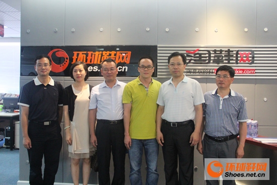 訊網(wǎng)科技總經(jīng)理林文佳（右三）與福建省信息化局副局長邵玉龍（右二）等領導一行合影留念